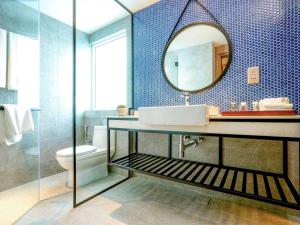 Ein Badezimmer in der Unterkunft Mercure Langkawi Pantai Cenang