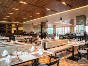 Ein Restaurant oder anderes Speiselokal in der Unterkunft Mercure Langkawi Pantai Cenang 