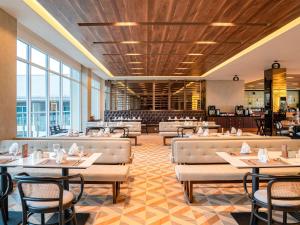 Ein Restaurant oder anderes Speiselokal in der Unterkunft Mercure Langkawi Pantai Cenang 