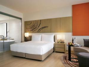 Mövenpick Siam Hotel Na Jomtien Pattaya客房内的一张或多张床位