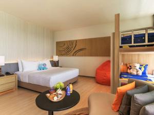 Mövenpick Siam Hotel Na Jomtien Pattaya客房内的一张或多张床位