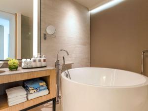 Mövenpick Siam Hotel Na Jomtien Pattaya的一间浴室