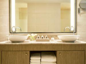 Mövenpick Siam Hotel Na Jomtien Pattaya的一间浴室