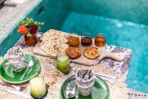 uma mesa com uma bandeja de comida e bebidas em Riad Dar Elma And Spa em Marraquexe