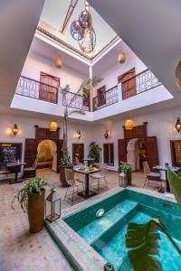 una piscina coperta in una grande stanza con soffitto di Riad Dar Elma And Spa a Marrakech
