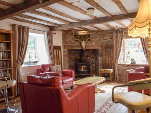 Stoke PriorにあるLamb Innのリビングルーム(赤い椅子、石造りの暖炉付)