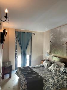 1 dormitorio con 1 cama grande y cortina azul en Apartamento Ubuntu, en Los Llanos de Aridane