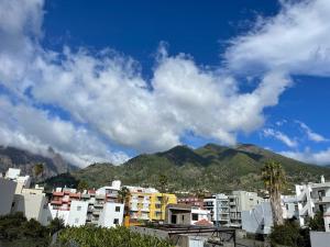 a group of buildings with mountains in the background at Vivienda Ubuntu in Los Llanos de Aridane