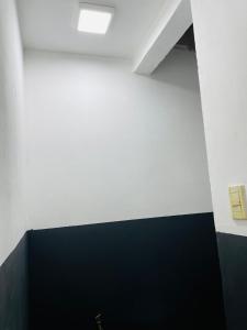 Habitación con pared blanca y techo. en Departamento temporario jr en Corrientes