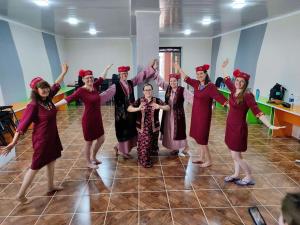 un grupo de mujeres bailando en una habitación en Family Guest house - Friends-J, en Nukus