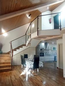 une salle à manger avec une table et un escalier dans l'établissement EL Rincón de Lola, à Carboneras de Guadazaón