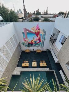 een uitzicht vanaf het balkon van een huis met een zwembad bij Casa Oxa Hotel in Querétaro