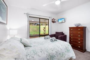 Laurelview Scenic Inn Gympie客房内的一张或多张床位