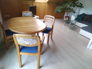 Et opholdsområde på Ferienwohnung Krabbennest + 1 billede