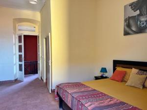 ゴレにあるHôtel Niwaの部屋の中に大きなベッドがある寝室