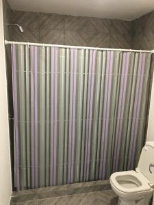 een badkamer met een douchegordijn en een toilet bij Departamento nuevo a estrenar in Necochea