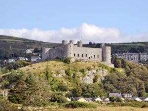 a castle on top of a hill at Bod Eithin in Harlech