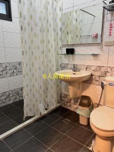 y baño con aseo, lavabo y ducha. en Zhong Ming Ju Taoyi Fang, en Fanlu