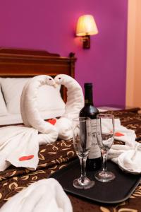 a bed with two swans made out of towels at La Primacía in Lima
