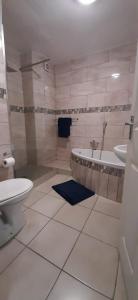 La salle de bains est pourvue d'une baignoire, de toilettes et d'un lavabo. dans l'établissement Laguna la Crete 74 & 90, à Margate