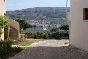 Zdjęcie z galerii obiektu Apartments by the sea Pag - 6273 w mieście Pag