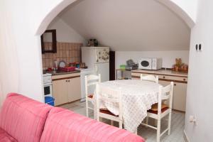 Zdjęcie z galerii obiektu Apartments by the sea Pag - 6273 w mieście Pag