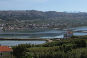 Zdjęcie z galerii obiektu Apartments by the sea Pag - 6273 w mieście Pag