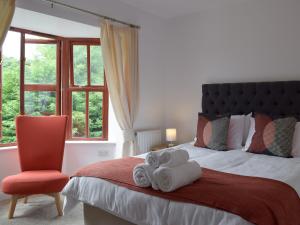 Un pat sau paturi într-o cameră la Hafan Dawel