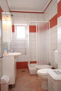 Ένα μπάνιο στο Apartments with a parking space Pag - 6525 +39 φωτογραφίες