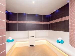 La salle de bains est pourvue d'une baignoire et de 2 serviettes bleues. dans l'établissement Bramble Cottage - Uk4186, à Hazlehead Bridge