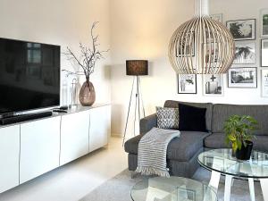 un soggiorno con divano e TV di Holiday home HuskvarnA a Huskvarna