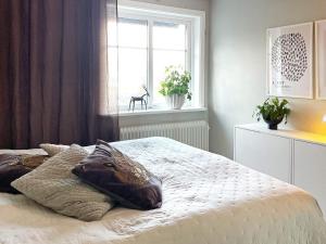 um quarto com uma cama e uma janela em Holiday home HuskvarnA em Huskvarna