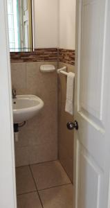 een badkamer met wastafel en douche met spiegel bij Santa Marta Casona in Arequipa