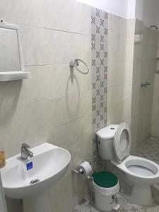 ein Bad mit einem WC und einem Waschbecken in der Unterkunft Cabaña la isla in Coveñas