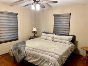 Postel nebo postele na pokoji v ubytování Atlanta Main Getaway