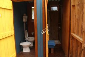 baño con aseo y puerta abierta en Rancho Azul, en La Pedrera
