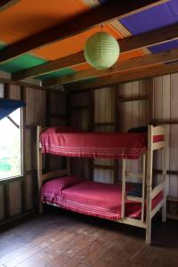 Habitación con litera en una cabaña en Rancho Azul, en La Pedrera