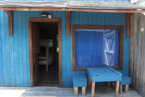 un edificio azul con banco y espejo en Rancho Azul, en La Pedrera