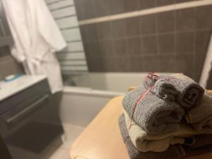 Fotografia z galérie ubytovania Résidence CAENEE, le dépaysement Naturiste en été avec l'atypique studio climatisé "vintage" en sous pente, sa "paillote" avec jacuzzi, entouré de verdure, planchagrill, transats, vélos gratuits, wifi 5G, Travel Proud LGBTQI, chiens admis v destinácii Marseillan + 13 fotografií