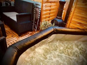 Część wypoczynkowa w obiekcie Résidence CAENEE, le dépaysement Naturiste en été avec l'atypique studio climatisé "vintage" en sous pente, sa "paillote" avec jacuzzi, entouré de verdure, planchagrill, transats, vélos gratuits, wifi 5G, Travel Proud LGBTQI, chiens admis