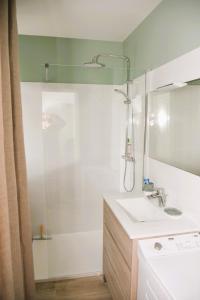een badkamer met een wastafel en een douche bij DOLUS, Maison à 10 min. de la plage! in Dolus d'Oléron