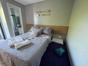 sypialnia z łóżkiem z dwoma ręcznikami w obiekcie Apartamento na Praia do Francês w mieście Praia do Frances
