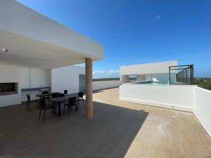 普拉亞多弗朗西絲的住宿－Apartamento na Praia do Francês，阳台,配有桌椅