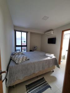 1 dormitorio con 1 cama grande y TV en Maravilhoso apto no Bessa, en João Pessoa