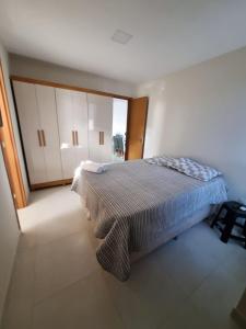 1 dormitorio con cama y ventana grande en Maravilhoso apto no Bessa, en João Pessoa