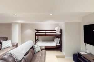 ein Wohnzimmer mit einem Sofa und einem Etagenbett in der Unterkunft Rockridge 375 Snow Escape in Big White