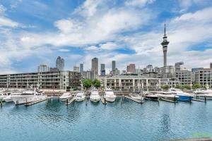 un grupo de barcos atracados en un puerto con una ciudad en QV Modern Waterfront 2-bedroom apartment - 079 en Auckland