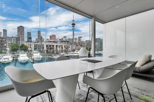 un comedor blanco con vistas al puerto en QV Modern Waterfront 2-bedroom apartment - 079 en Auckland