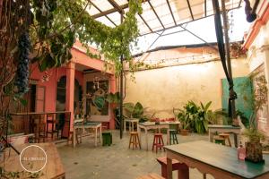 a patio with tables and chairs in a building at Hermoso Loft en el Circulo in Guatemala