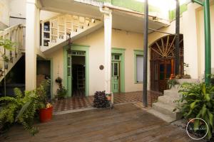 een huis met een houten terras en een deur bij Hermoso Loft en el Circulo in Guatemala